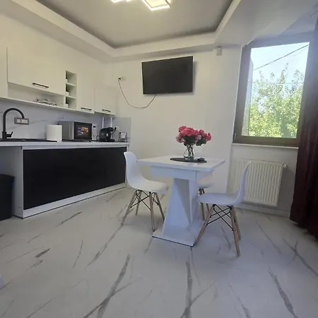 Cozy 2-bedroom With Private Balcony- Self Check-in Apartment *