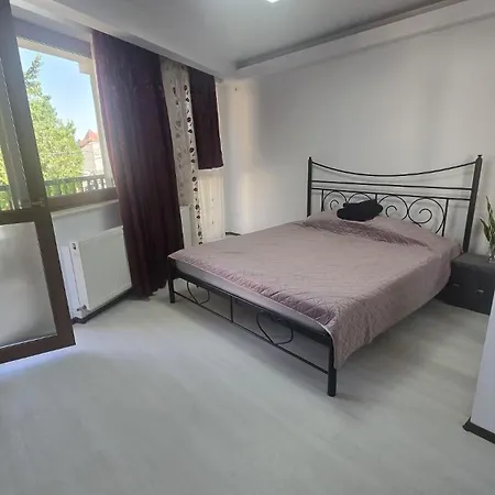 Cozy 2-bedroom With Private Balcony- Self Check-in Бухарест