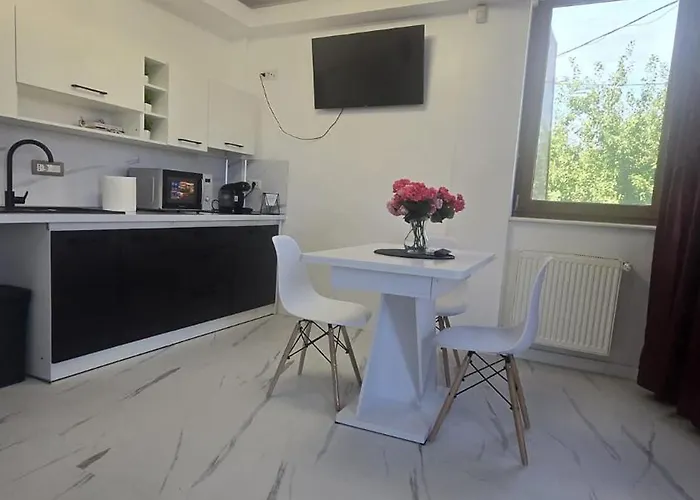Cozy 2-bedroom With Private Balcony- Self Check-in Apartament *