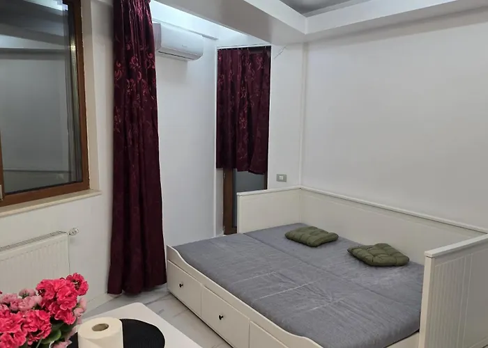 Cozy 2-bedroom With Private Balcony- Self Check-in Апартаменты Бухарест