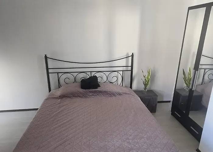 Cozy 2-bedroom With Private Balcony- Self Check-in 公寓